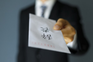 離職の為辞表を出す従業員