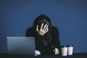 仕事と生活の両立に悩む女性